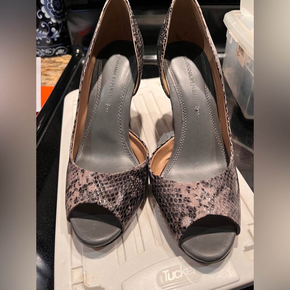 Banana Republic Sz 7 grey snakeskin wedges